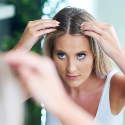 Αραίωση μαλλιών: Τι φταίει, τι να σταματήσεις να κάνεις και τι δουλεύει στ’ αλήθεια